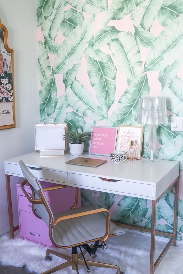 Mur papier peinte moderne à palmes feuilles grandes, rose et vert déco chambre avec coin de bureau, décoration de bureau motivation à travailler