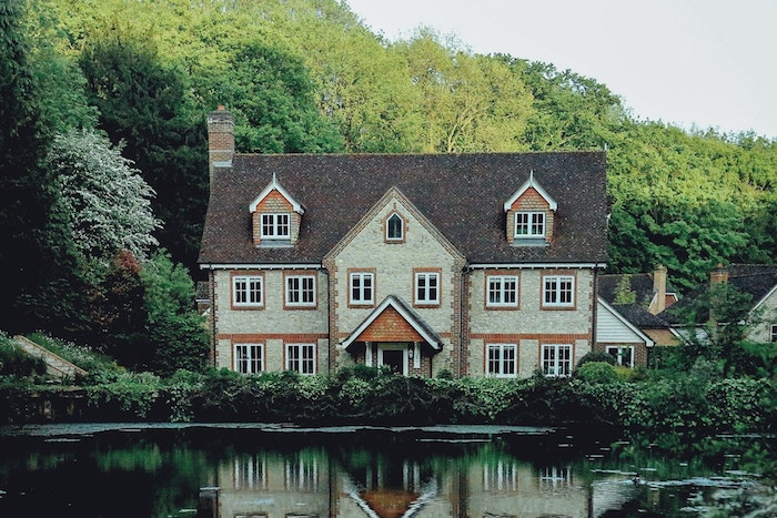 Maison en pierre au bord d'un lac, belle maison à la campagne, savoir a quel prix vendre sa maison à un promoteur