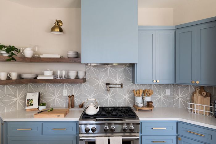 bleu et gris comme couleur cuisine, facade cuisine bleue, credence geometrique grise, étagère d angle bois, vaisselle blanche