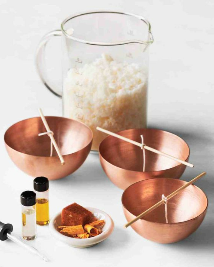 tutoriel fabrication de bougie facile, faire fondre la cire au bain marie, contenant pour bougies résistant et cuivrés