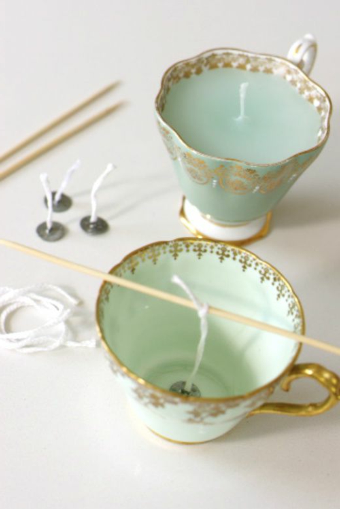tutoriel fabrication bougie facile, bougie fait maison avec cire fondue et colorée en couleur vert menthe dans une tasse thé
