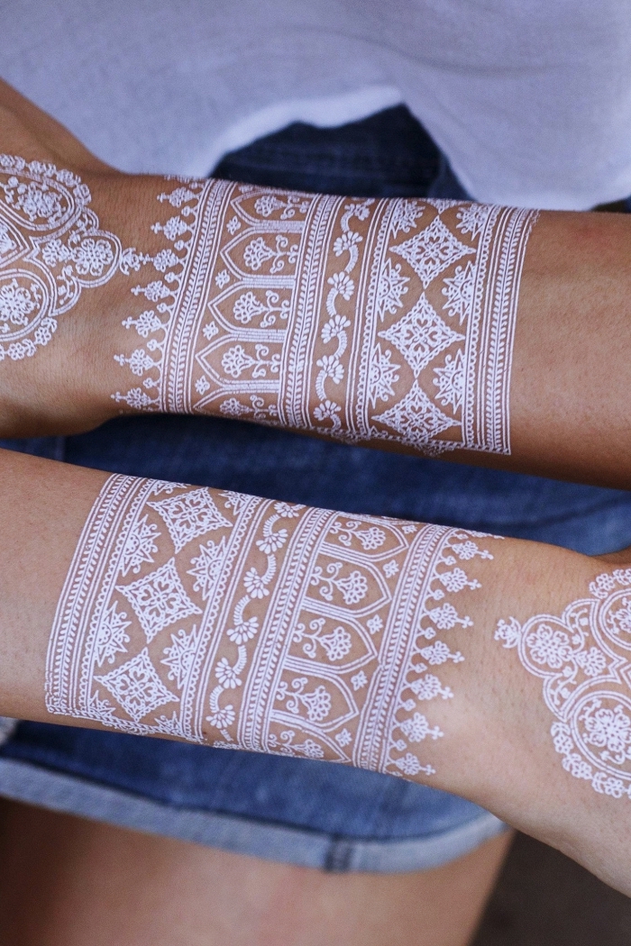 tattoo éphémère blanc sur poignet aux motifs géométriques, idée tatouage blanc à effet bracelet, dessin mandala sur peau