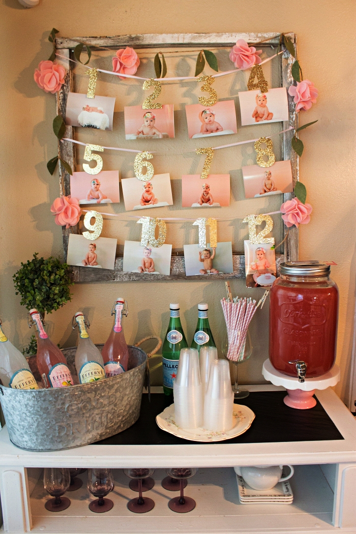 idée decoration anniversaire bébé 1 an, porte-photos en bois récup décorée d'une guirlande de roses en papier comme déco murale du bar à boissons