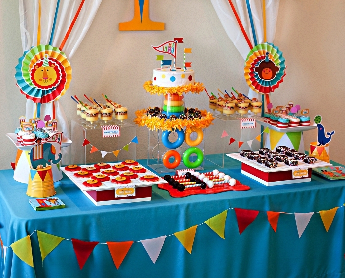 decoration anniversaire 1 an sur le thème de la cirque, déco de buffet anniversaire 1 an multicolore, candy bar d'anniversaire enfant sur le thème 