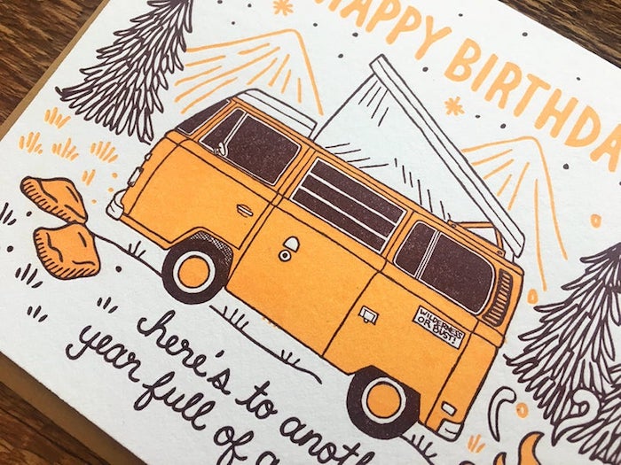 Bus hippie orange, dessin anniversaire, images anniversaire gratuites a telecharger pour les amoureux de la nature et le camping