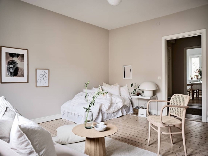 association de couleur neutre dans la déco, exemple de pièce minimaliste aux nuances beige avec meubles bois