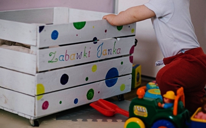 caisse de rangement sur roulettes peinte en blanc à design pois multicolore, caisse rangement pour jouets