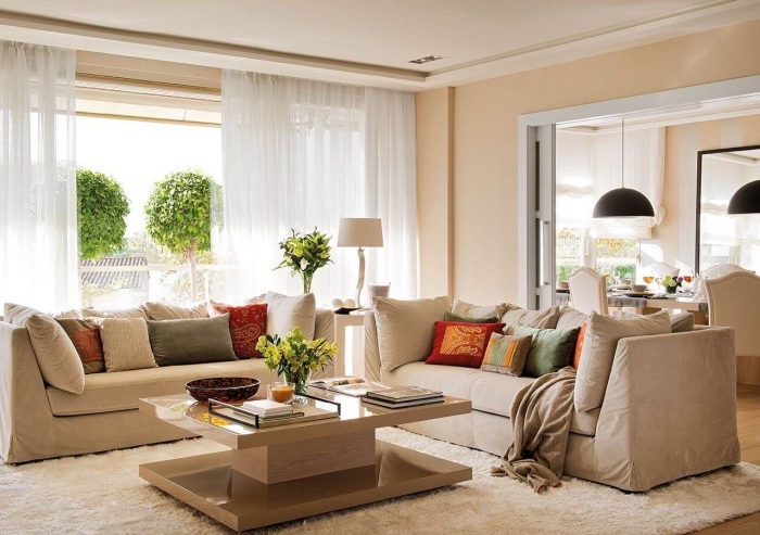 ambiance relaxante dans un salon moderne de couleur beige, idée décoration moderne avec accessoires neutres