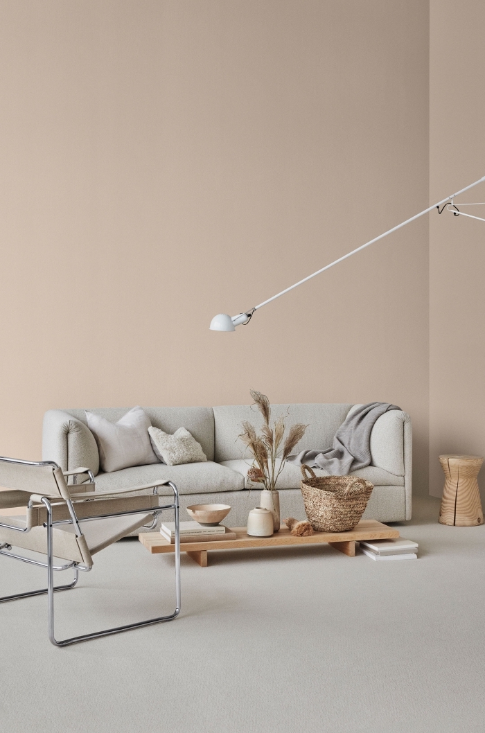 design minimaliste dans un salon aux murs de couleur beige, déco salon en beige et gris avec meubles en bois clair