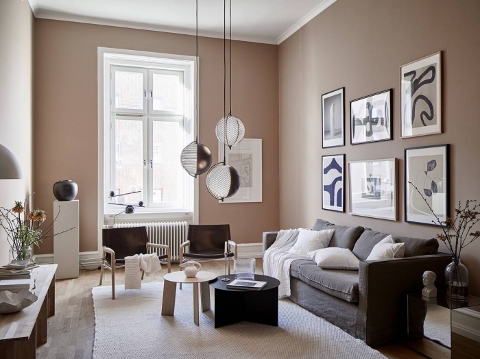 décoration intérieure tendance 2019, idée peinture couleur sable pour décor moderne, salon aux murs beige avec meubles en bois et gris anthracite