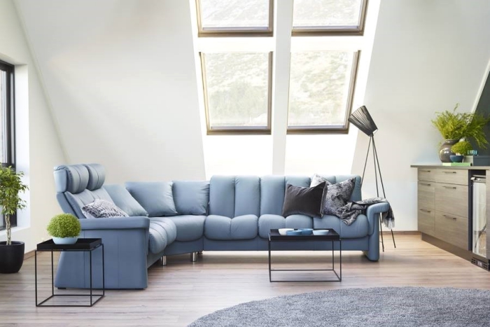 aménagement salon avec meuble relax home cinéma, déco sous combles aux murs blancs avec canapé stressless en bleu