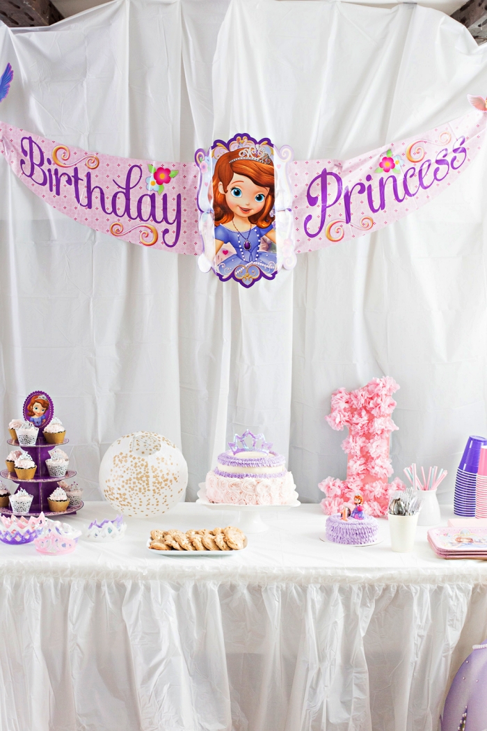idée decoration anniversaire fille sur thème princesse, banderole d'anniversaire princesse pour la décoration de la salle, candy bar d'anniversaire 1 an en rose et violet