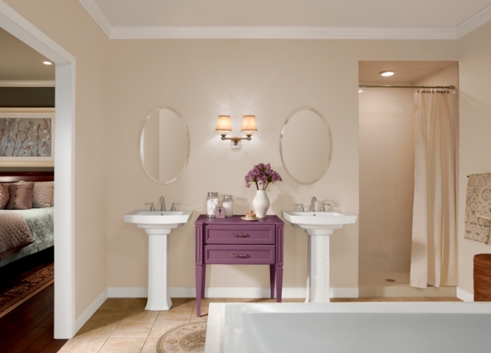 aménagement de salle de bain luxueuse et moderne en couleurs neutres, association couleur beige avec le blanc