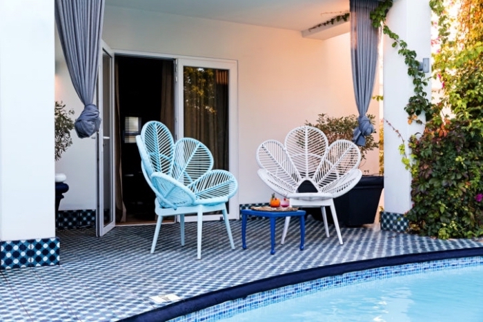 idée mobilier de jardin moderne avec chaises oeufs en blanc et en bleu, amenagement terrasse piscine extérieure