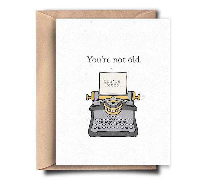 Tu n'es pas vieux, tu es rétro, cool idée de dessin amusant, image joyeux anniversaire machine à écrire 