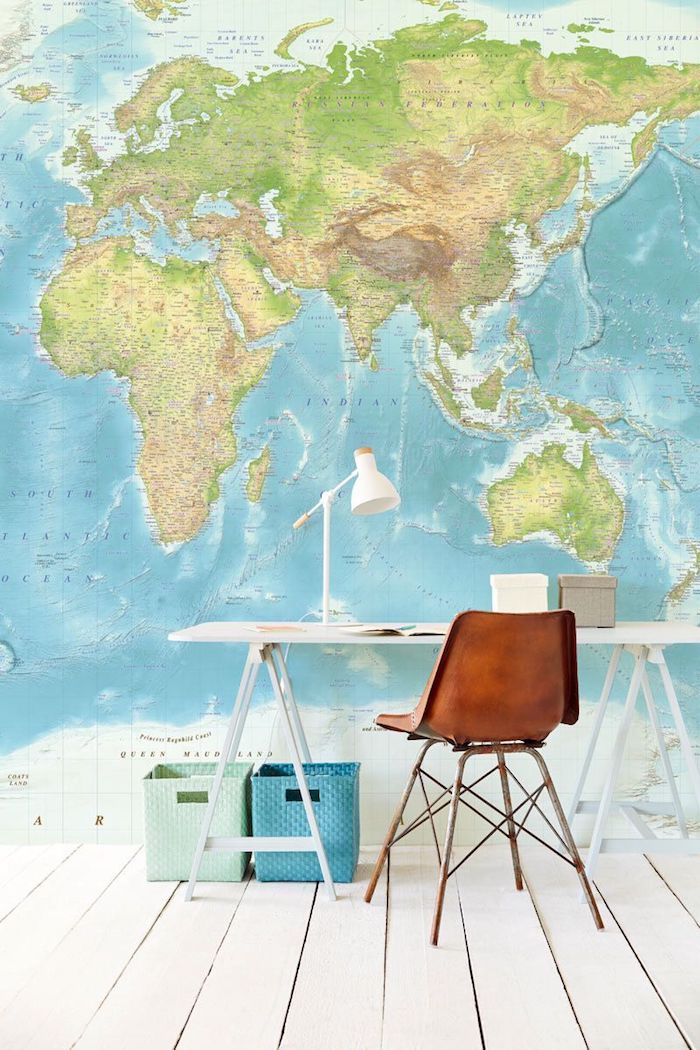 Mur carte du monde dans une chambre à plancher blanc, bois chaise, bureau blanc et lampe à lire, photo bureau, decoration bureau style scandinave 