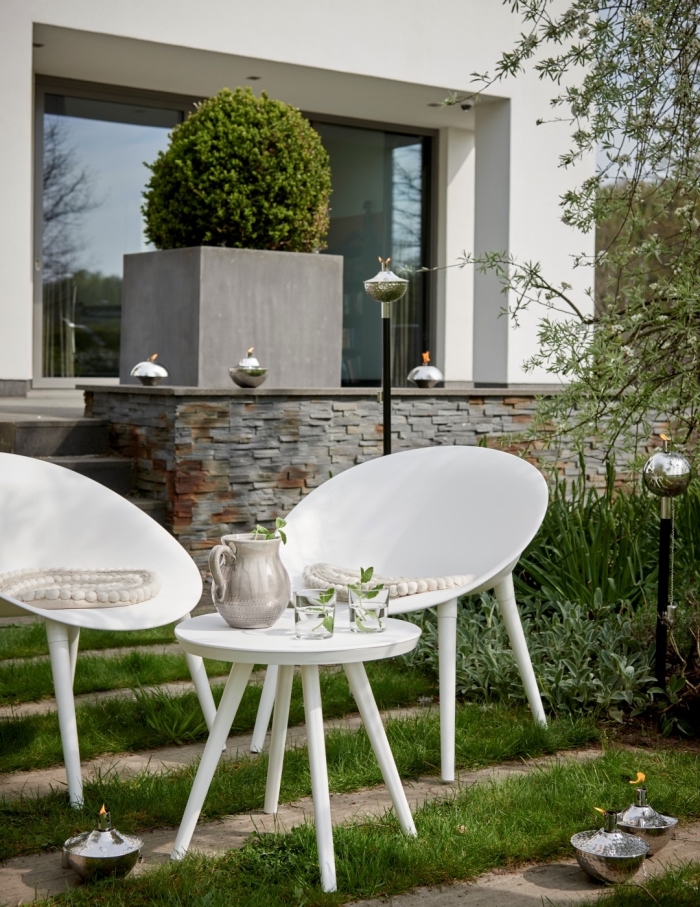 design extérieur moderne dans un jardin aménagé avec meubles blancs, aménager un petit jardin avec mobilier contemporain