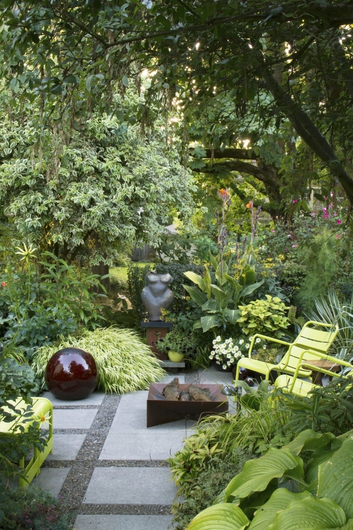décoration jardin extérieur à espace limité, modèle de petit jardin avec allée en dalles et plantes vertes extérieur