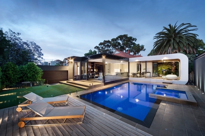 comment aménager une cour arrière avec piscine et terrasse, design extérieur moderne en couleurs neutres avec jardin gazon