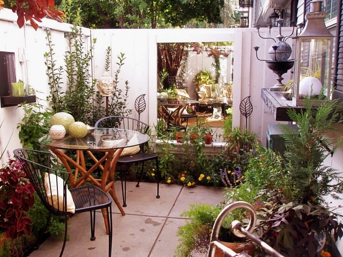 aménagement petit espace extérieur avec meubles bois, idée rangement mural pour jardin, modèle lanterne gris clair jardin