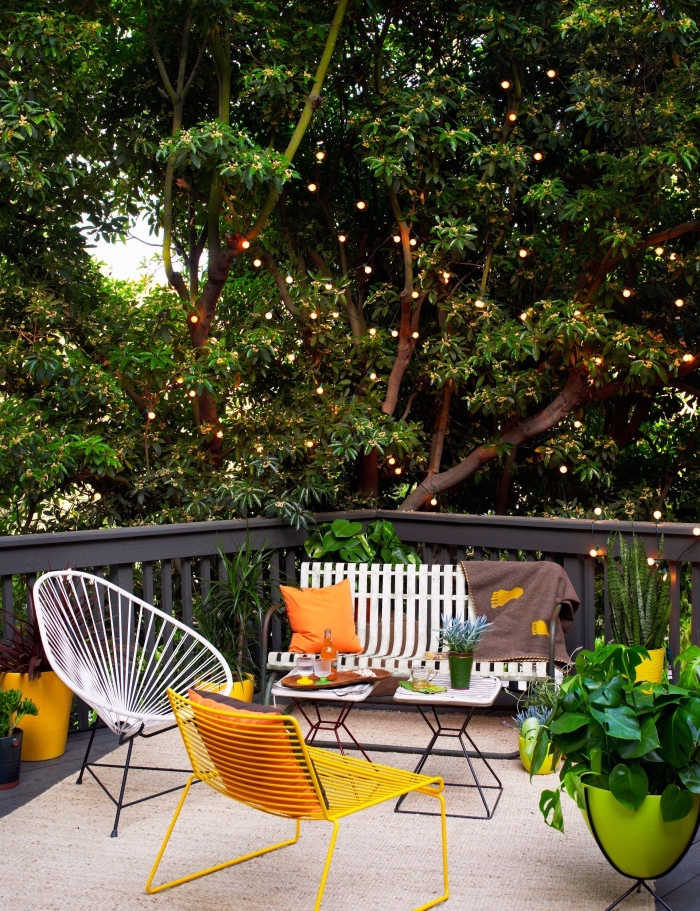 exemple comment amenager jardin ou terrasse en bois avec banc en fer et chaises oeufs, déco de jardin avec coussins orange et pots verts