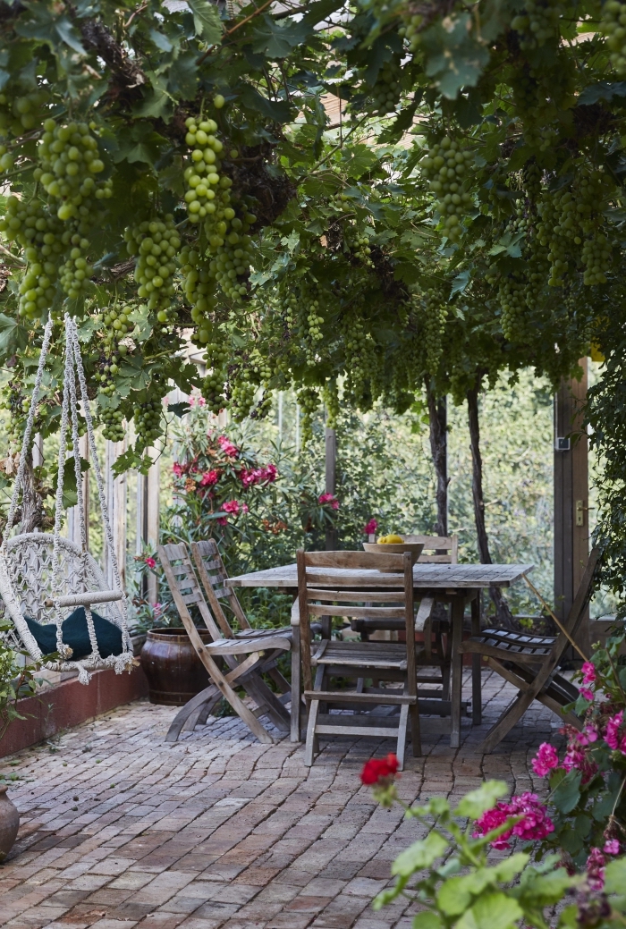aménagement extérieur avec arbres et terrasse, déco jardin avec verdure et coin de repos aménagé avec meubles bois