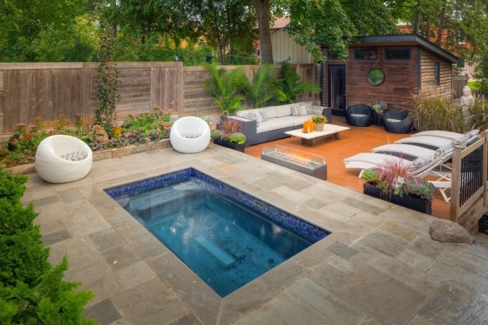 idée petite piscine moderne dans la cour arrière, quel mobilier tendance moderne pour espace autour de la piscine