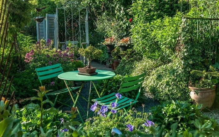 décoration petit jardin vert avec plantes, idée meubles de jardin en bois peint vert, table ronde et chaise pour jardin
