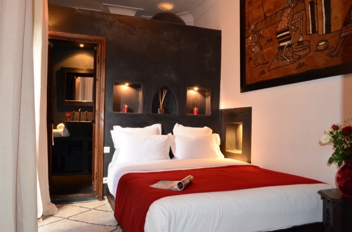 idée déco petite chambre moderne avec éléments ethniques, exemple tête de lit original avec rangements intégrés