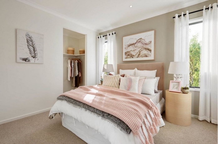 déco chambre féminine moderne en couleurs neutres, peinture beige sable associée avec blanc et rose pastel