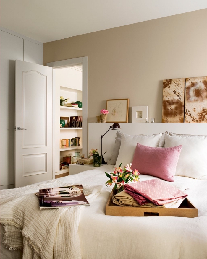 modèle de petite chambre moderne en beige et blanc avec accessoires en rose, idée de peinture beige sable