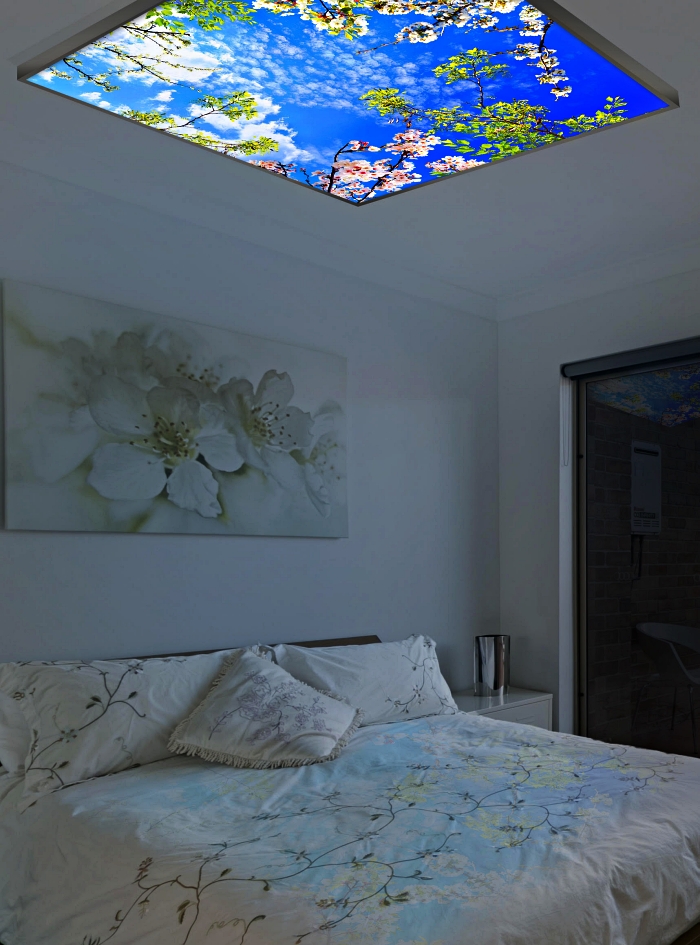 éclairage décoratif dans la chambre parentale, luminaire plafonnier imitation ciel fixée au-dessus du lit