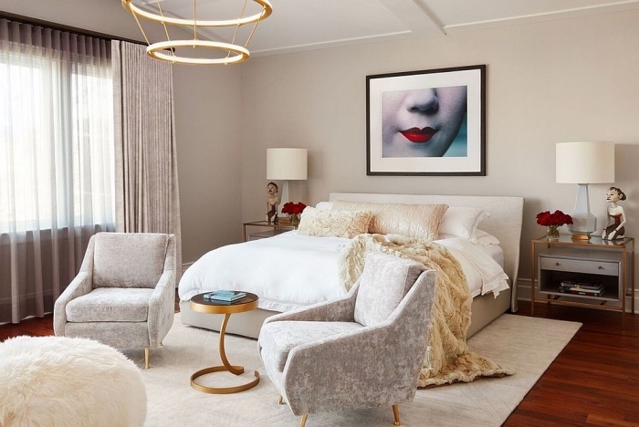 design intérieur moderne dans une chambre à coucher adulte, pièce aux murs beige sable avec meubles en blanc et gris