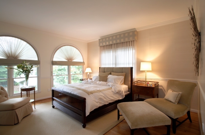 ambiance relaxante dans une chambre beige et blanc, idée peinture beige clair pour chambre à coucher adulte