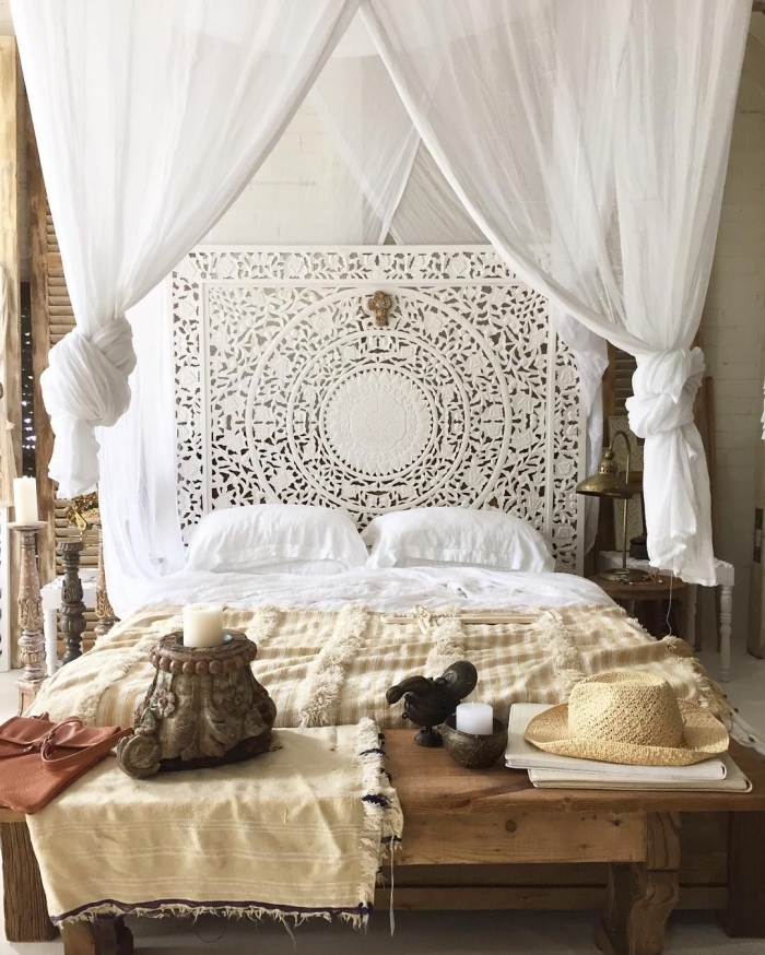 décoration chambre bohème avec grand lit à cadre bois, idée tete de lit design marocain blanche avec baldaquin, 