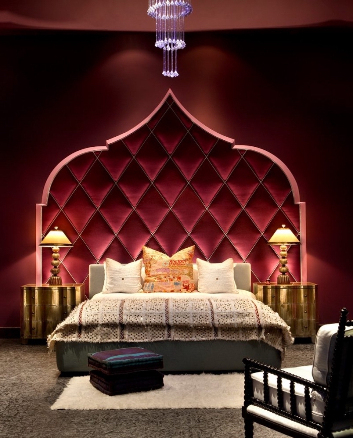 comment décorer une chambre orientale aux murs rouges, idée tête de lit velours rouge foncé à design oriental