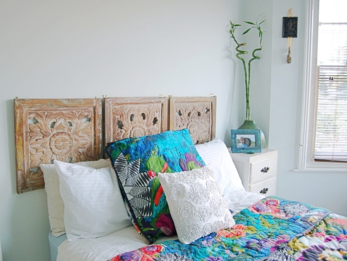 décoration chambre ado avec tête de lit bois artisanale, idée design intérieur avec objets aux motifs ethniques