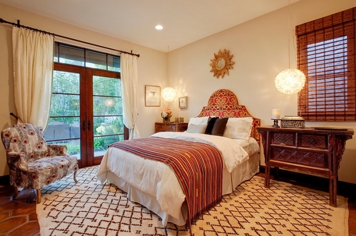 idée aménagement chambre beige avec meubles en bois foncé, fabriquer tete de lit de style oriental avec morceaux de tissu