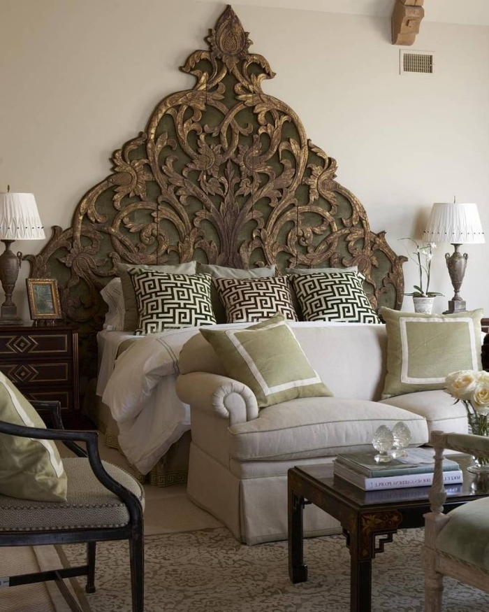 design chambre adulte aménagée en couleurs neutres avec objets et meubles bois foncé, modèle tete de lit design oriental