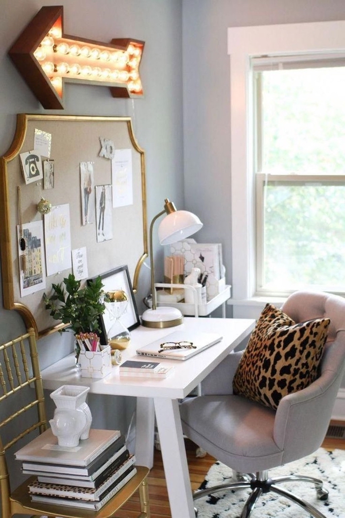 Idée comment organiser son bureau à la maison, décoration bureau professionnel, bureau blanc simple 