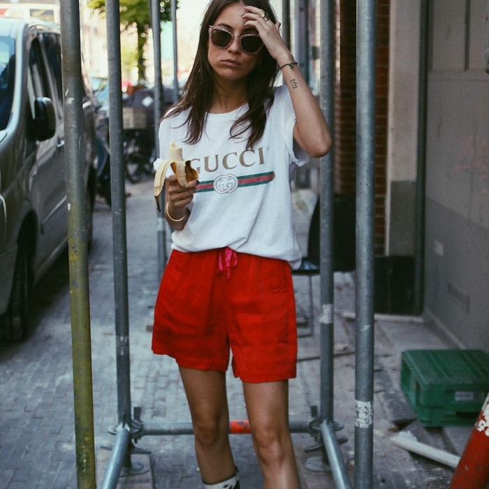 Gucci t-shirt et shorts rouges, tendance été 2019, vetement femme tendance, mode ete 2019, belle fille moderne tenue