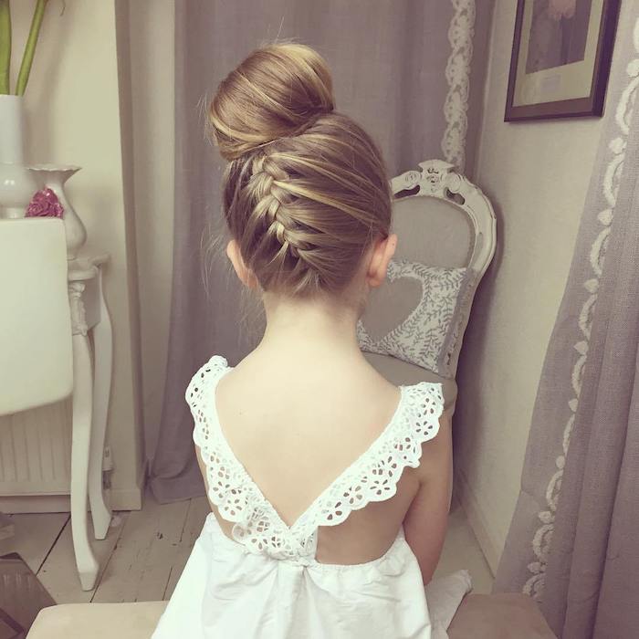 chignon-haut-style-ballerine-avec-tresse-de-la-base-des-cheveux-idée-coiffure-pour-evenement-habillée Chignon haut et tresse, coiffure facile cheveux long, coiffure pour fillette idée simple, fille robe blanche dentelle