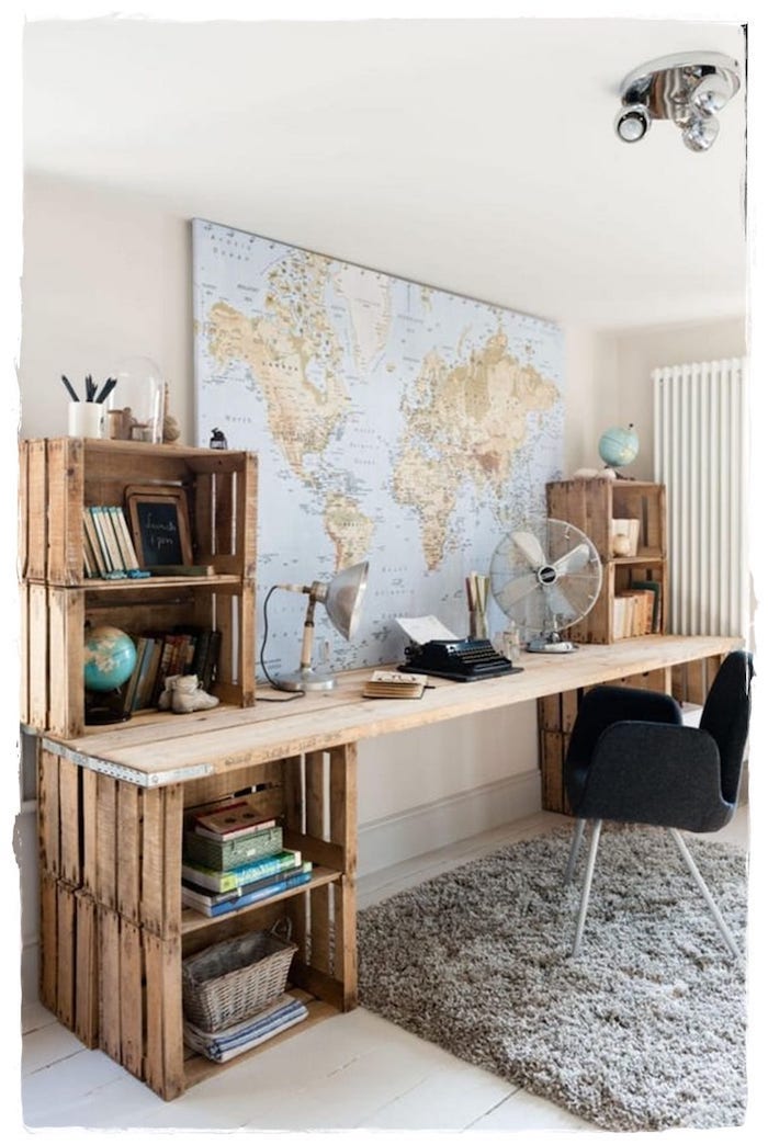 Carte du monde sur le mur bureau deco, bureau scandinave, inspiration déco simple, bois flotté bureau fait masion