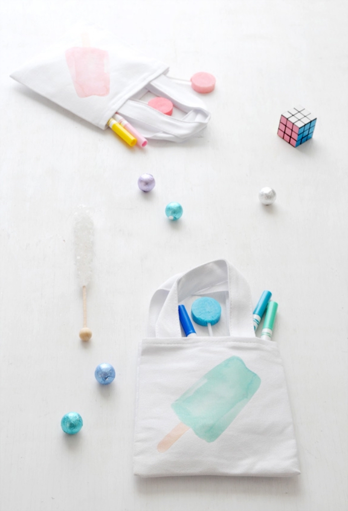 Glace dessin à faire sur son sac cabas simple en blanc, idée activité manuelle, modèles de sacs en tissu à faire soi-même, peinture aquarelle couleur pastel