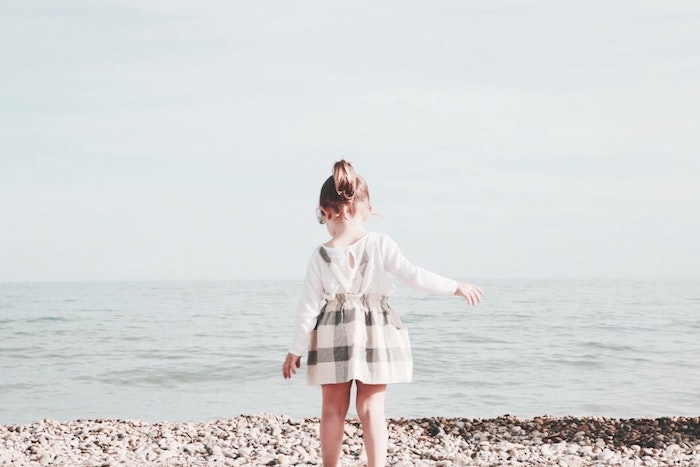 chouette-photo-au-bord-de-la-mer-fille-queue-de-cheval-robe-carré-blouse-blanche-tresse-africaine-pour-petite-fille-idée-coiffure-enfant Fille au bord de la mer, robe carrée blanc et noir, chemise blanche, coiffure simple et rapide, coiffure petite fille, coiffure fillette