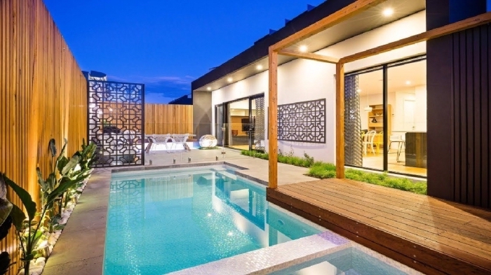idée amenagement exterieur piscine, modèle cour arrière avec terrasse bétonnée et piscine, idée clôture en bois moderne