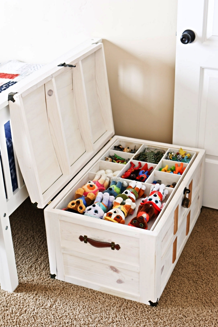 coffre à jouets en bois avec compartiments multiples pour y ranger sa collection de jouets