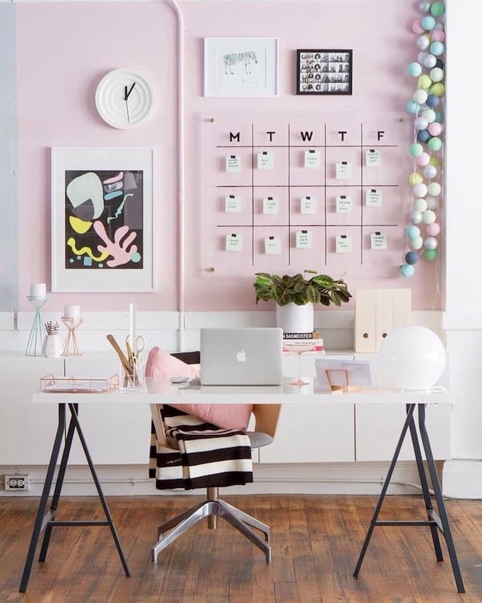 Adorable déco en rose pour le bureau scandinave, mur peinture rose et blanc, idée décoration de bureau, aménagement bureau chambre