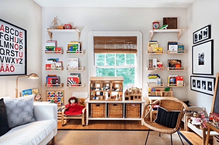 petit meuble de rangement à trois compartiments avec paniers en rotin, étagères d'épices qui font office de rangement pour livres d'enfant
