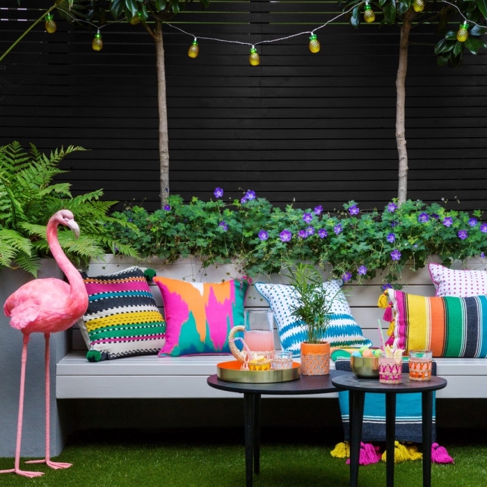 coussins multicolore aux motifs géométriques avec décoration pompons et tassels, aménager un petit jardin avec accessoires colorés